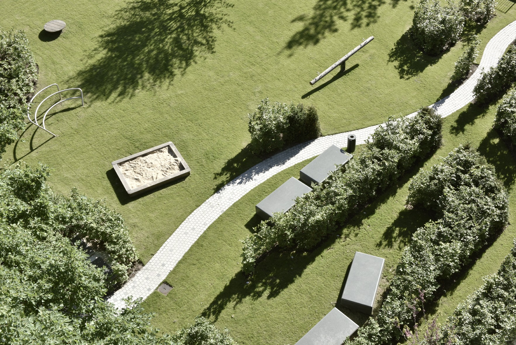 Luftaufnahme der Gartenanlage der Sophienterrassen in Hamburg-Harvestehude mit geschwungenen Wegen, Grünflächen, Sandkasten und Spielbereich.