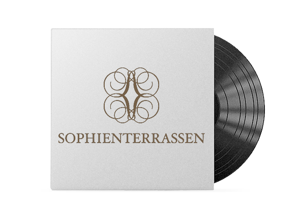 Schallplattencover mit Sophienterrassen-Logo und Schriftzug SOPHIENTERRASSEN, daneben die halb herausgezogene Vinylplatte