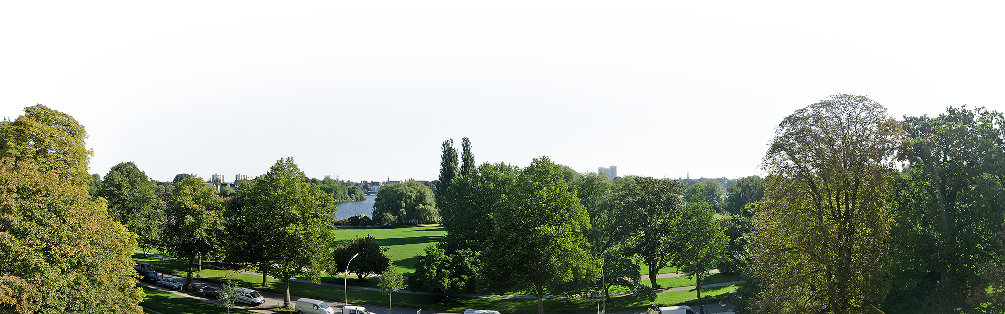 Erhöhter Panoramablick über Harvestehuder Weg und Alsterpark bis zur Außenalster