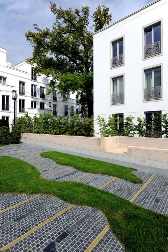 Innenhof der Sophienterrassen in Hamburg Harvestehude mit moderner weißer Fassadenarchitektur, Baumkulisse und hochwertiger Wegegestaltung