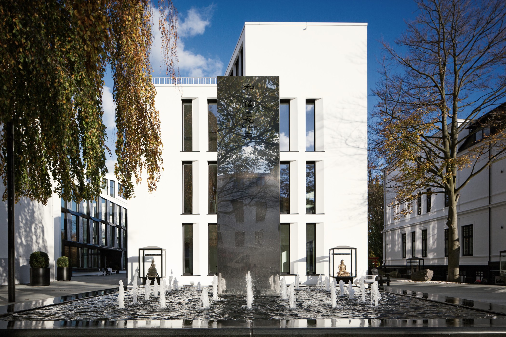 Office-Gebäude von Carsten Roth am Mittelweg mit Wasserbecken, Fontänen und spiegelnder Stele davor