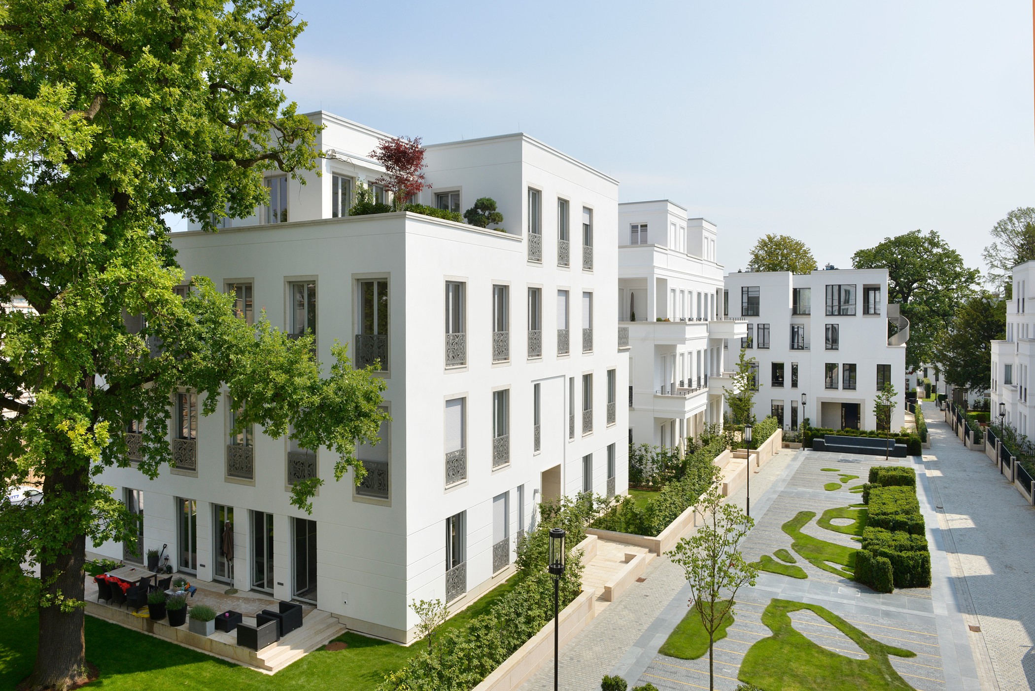 Parkvillen der Sophienterrassen mit moderner weißer Architektur, gepflegten Gartenanlagen und altem Baumbestand – exklusives Wohnensemble mit hochwertigen Luxuswohnungen