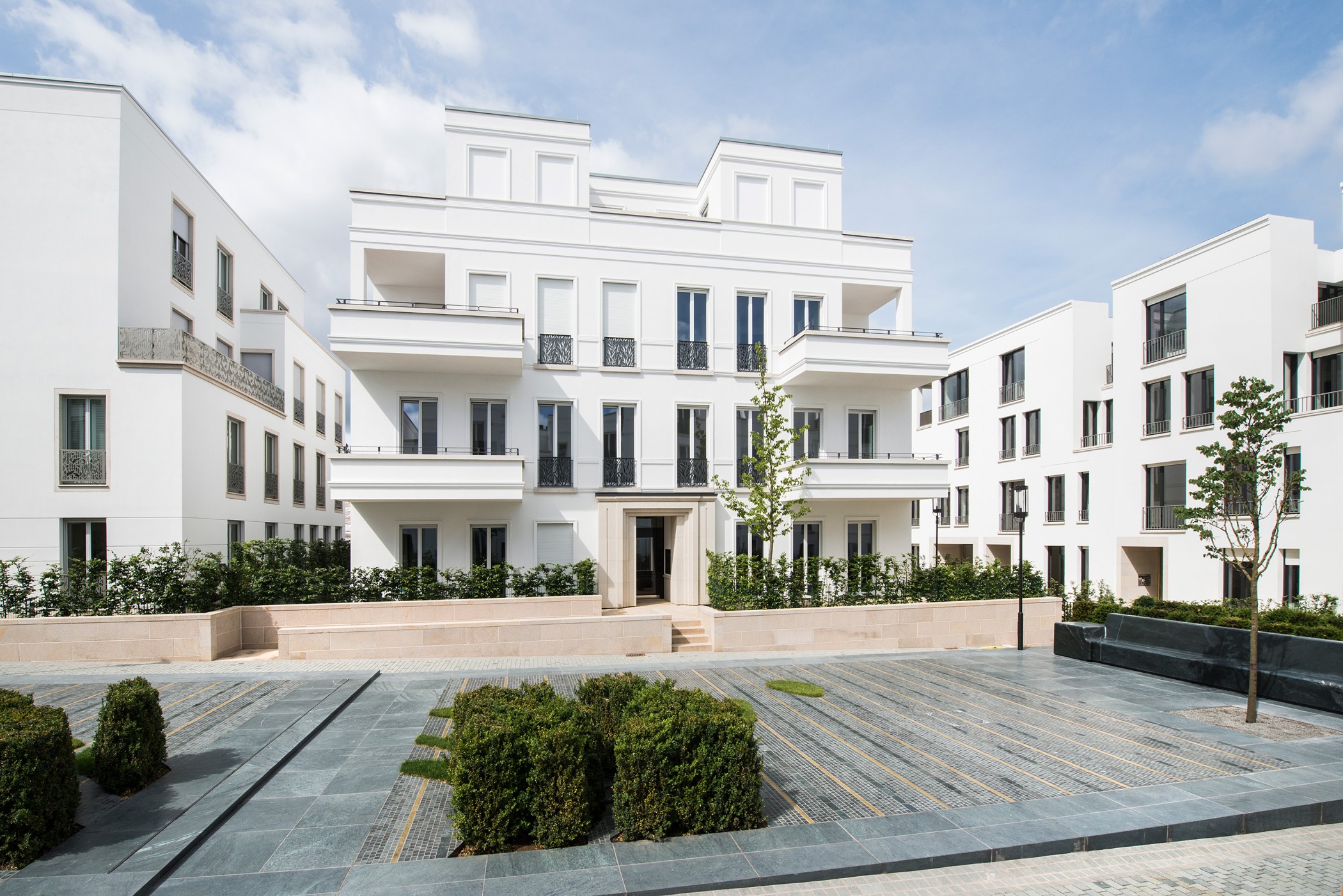 Parkvillen der Sophienterrassen mit klarer weißer Architektur, großzügigen Balkonen und hochwertig gestalteten Freiflächen – exklusives Umfeld für moderne Luxuswohnungen