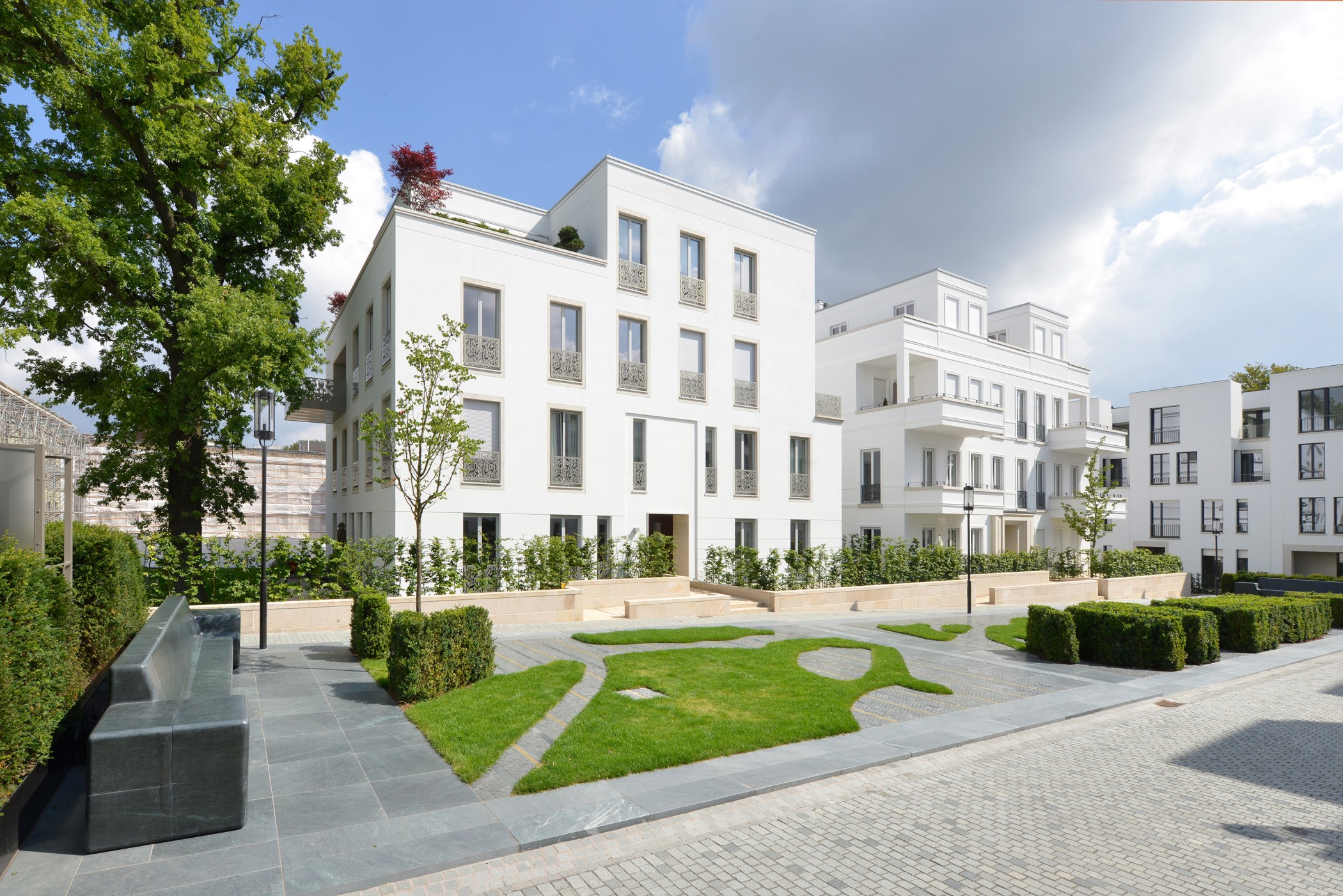 Elegante Parkvillen der Sophienterrassen mit weißen Fassaden, kunstvollen Metallbalustraden und hochwertiger Gartenanlage – exklusives Wohnensemble für anspruchsvolle Luxuswohnungen