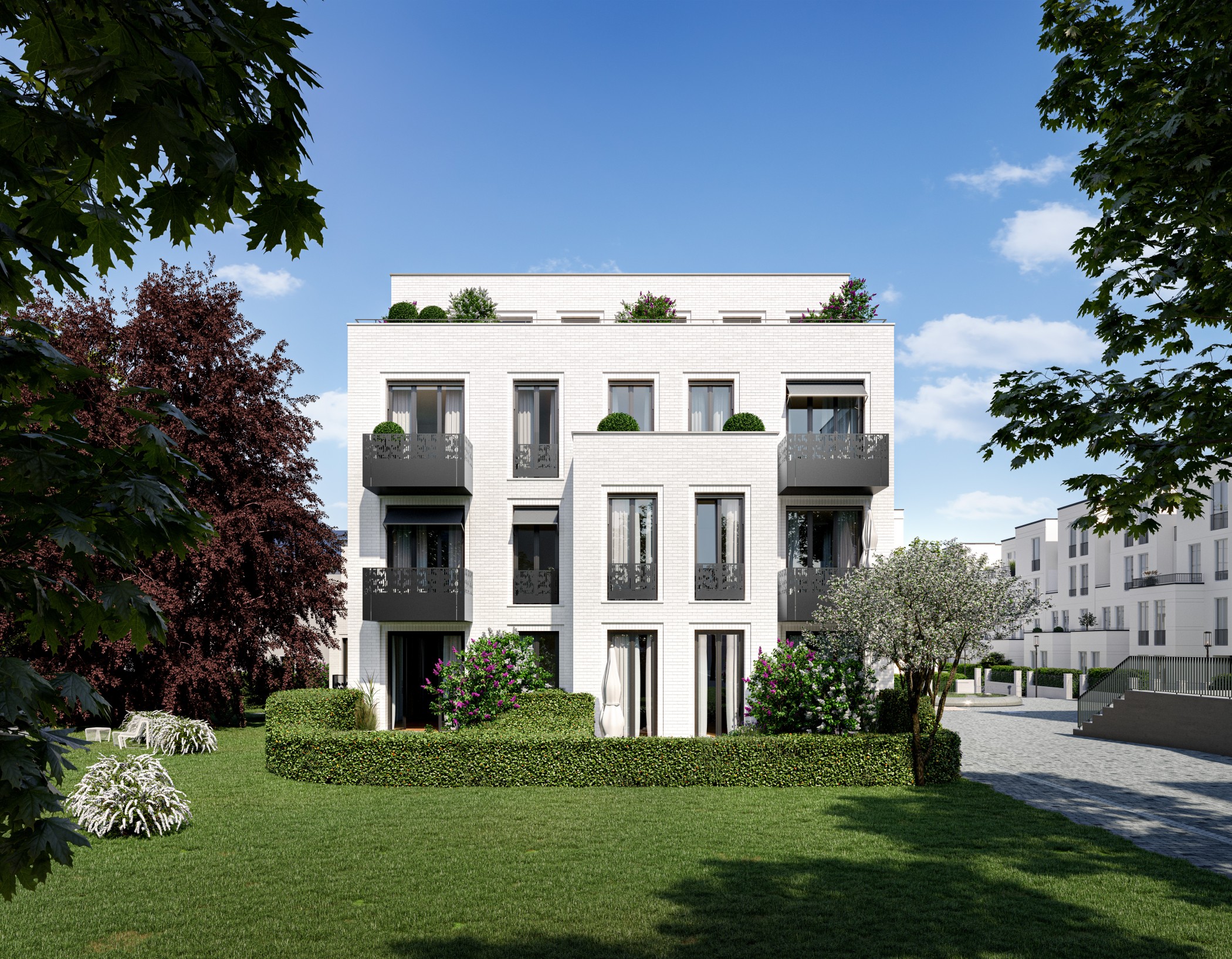 Fassade der SOPHIE mit filigranen Architekturdetails und Blick in den grünen Park