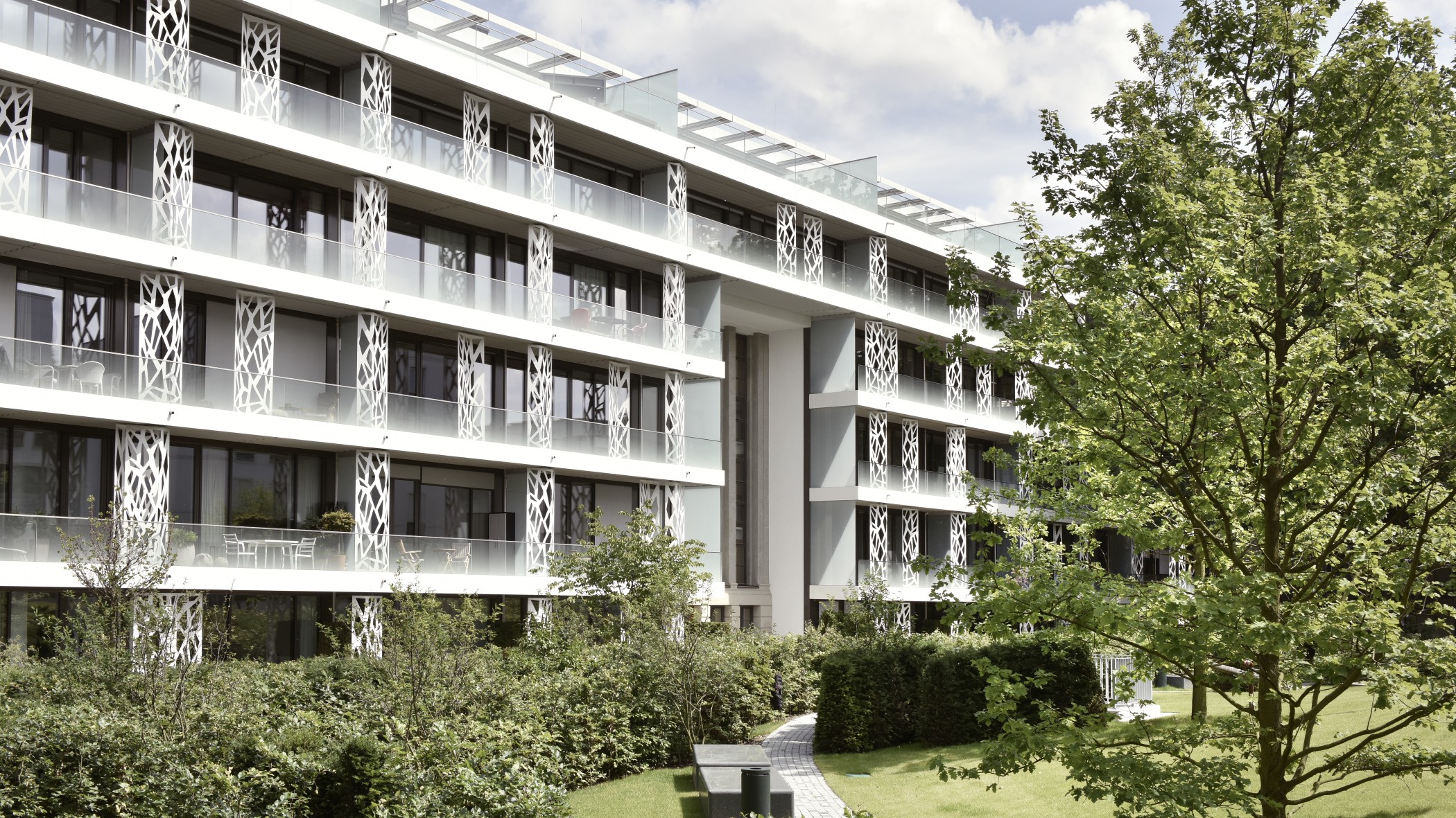 Moderne Architektur der Sophienterrassen in Hamburg Harvestehude mit exklusiven Luxuswohnungen und Blick ins begrünte Parkensemble