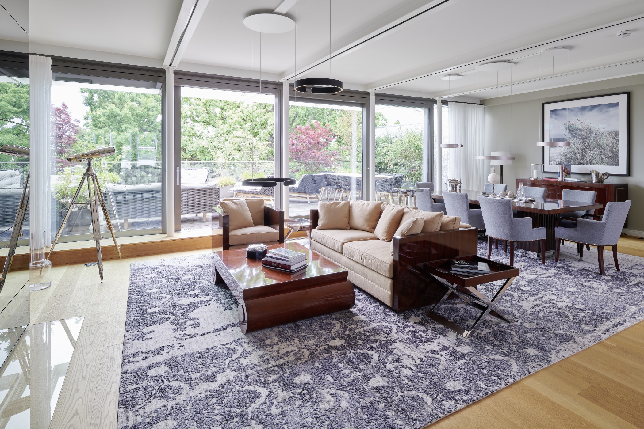 Heller Wohn- und Essbereich der Wohnung 102 in den Sophienterrassen in Hamburg Harvestehude mit Blick auf die großzügige Terrasse und hochwertige Designer-Möbel