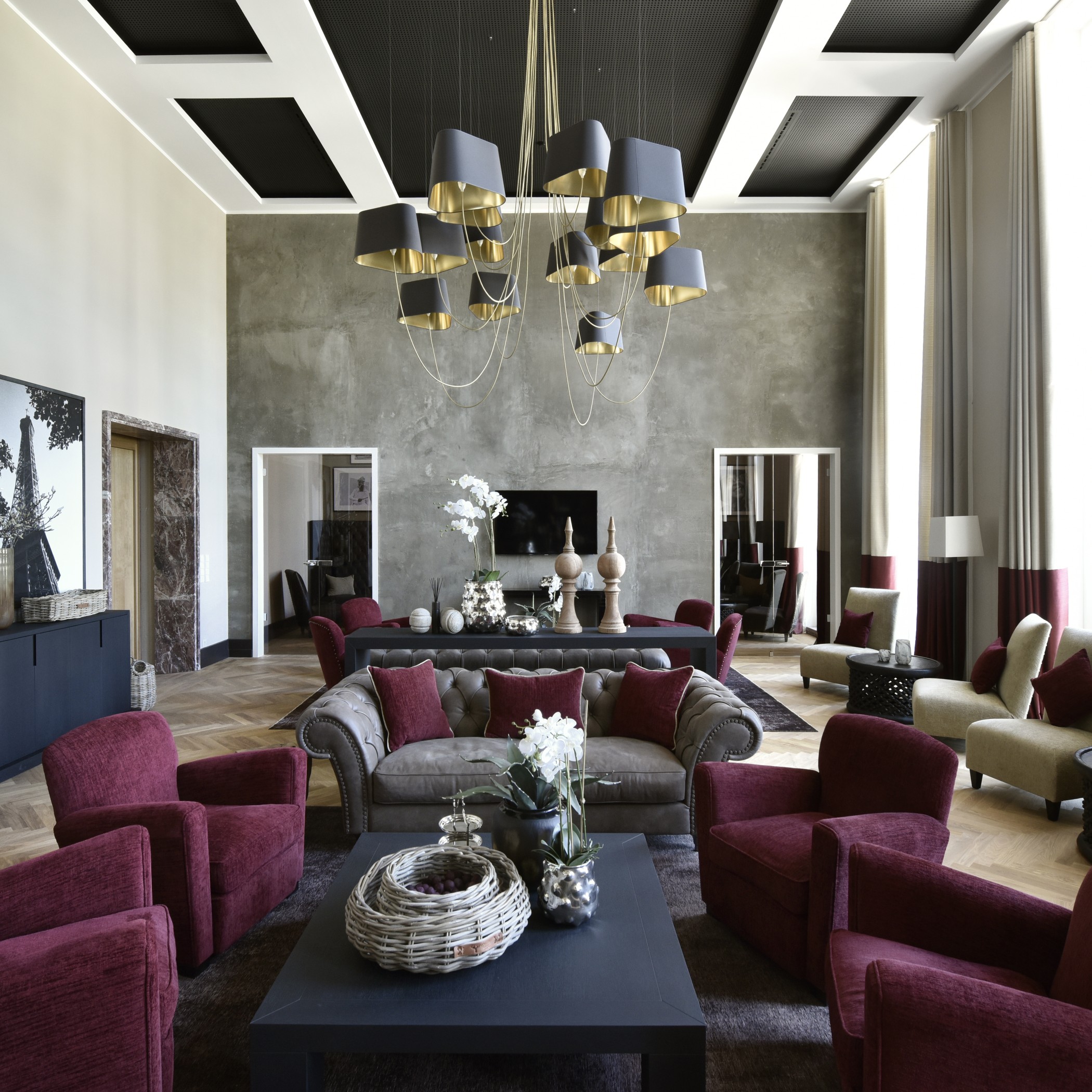 Elegante Lounge der Sophienterrassen in Hamburg Harvestehude mit hochwertigem Interieur, Kaminbereich und modernen Designmöbeln