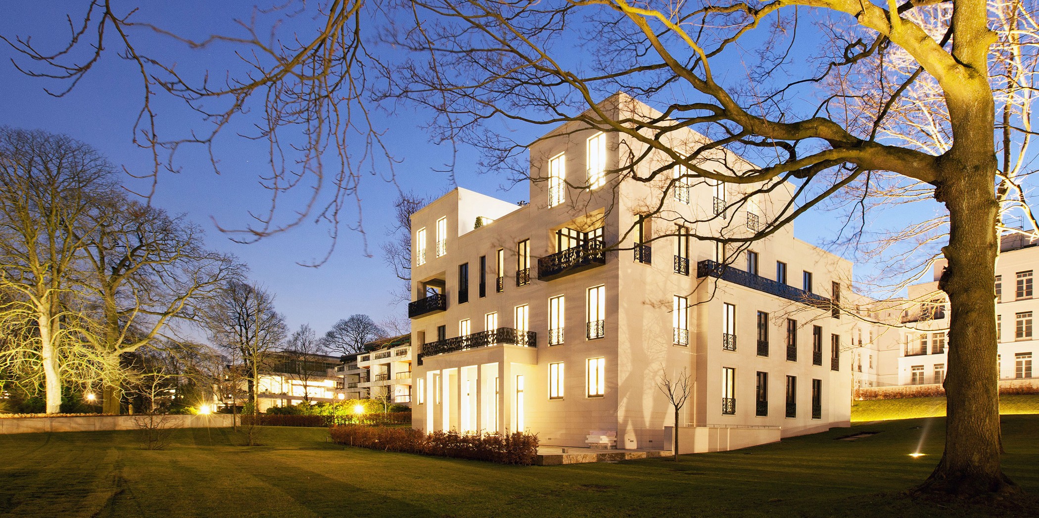Alstervillen in Hamburg Harvestehude in der Abendstimmung