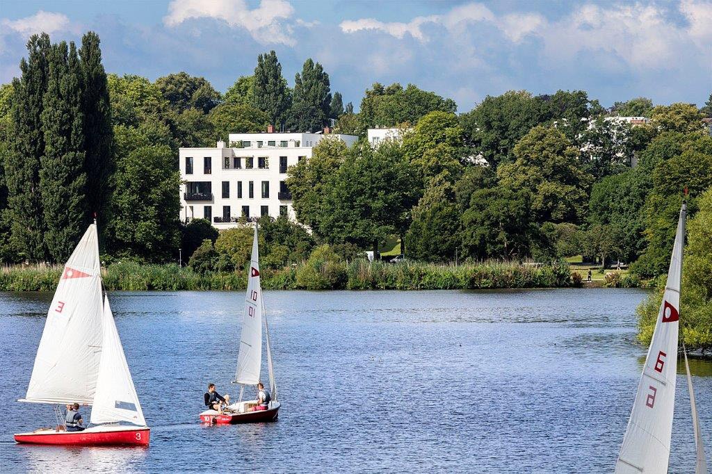 Alsterblick auf die Alstervillen in den Sophienterrassen in Hamburg Harvestehude